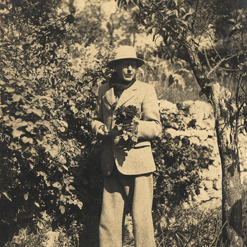 Pierre Bonnard au Cannet tenant un bouquet de roses